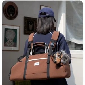 Mochila de nailon marrón para perros salchicha, con doble correa para el hombro, ideal para viajes al aire libre y excursiones.